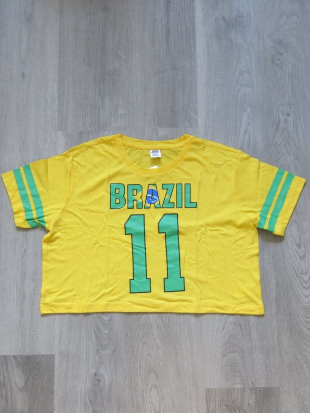 Urban Heritage Sport Short Sleeve "Brazil 11" Graphic Cropped Top - Size Medium